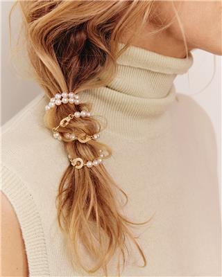 DINH VAN X ALEXANDRA GOLOVANOFF  4 MENOTTES R10 PEARL NECKLACE IN YELLOW GOLD 2950EUR CAMPAIGN IMAGE 8